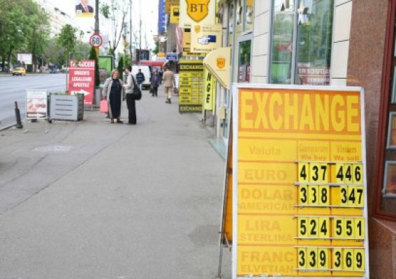 Leul primeşte vitamine de la BNR: Cursul euro coboară cu încă 1 ban pe interbancar